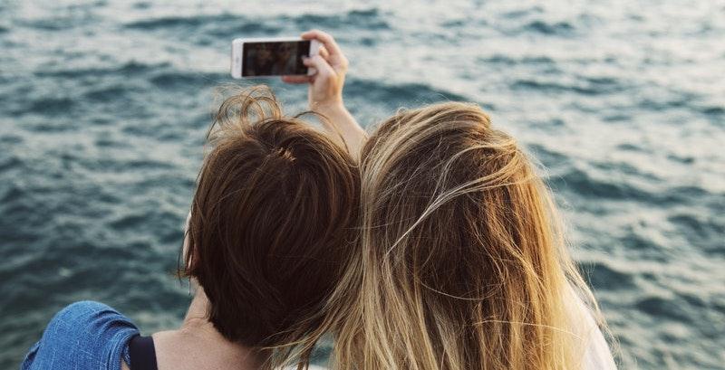 De ce ies pozele invers în selfie pe un telefon Android