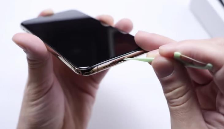 Curățare difuzoare la iPhone de praf